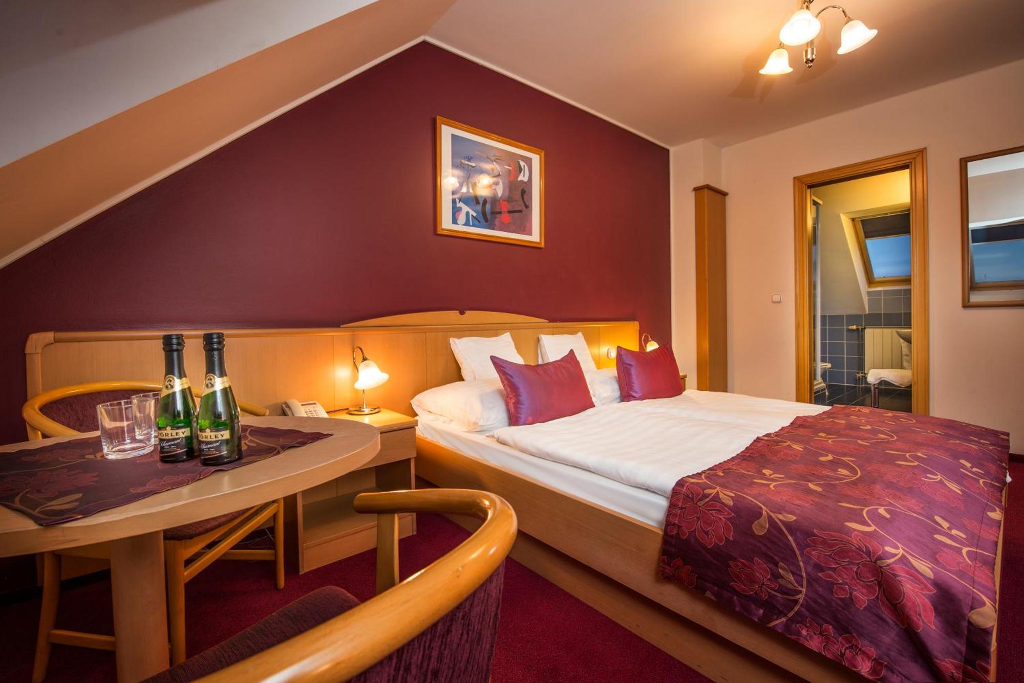Hotel Kalvaria ジュール エクステリア 写真